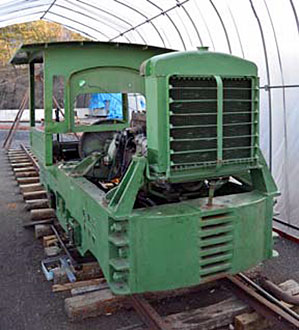 修復中の米川鉄工所製3tガソリン機関車