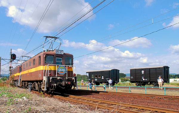 貨物鉄道博物館10周年記念列車と
修復披露のワフ21120・ワ11
