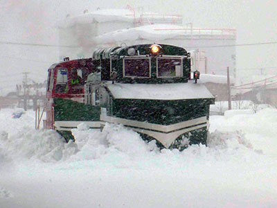 大雪の中、ラッセル車操作体験も行われた