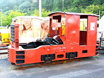 静態保存機の整備も始まりました。これは、
岩手県花巻市の伊藤組より寄贈頂いた加藤製作所製
５tガソリン機関車。代燃装置搭載準備車です