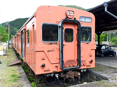 わたらせ渓谷鐵道足尾駅
旧貨物ホームで保存されているキハ35-70ほか
