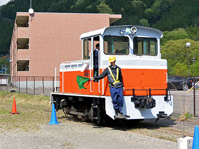 古河機械金属の貨物側線にてデモ走行する
日立製作所製15tロッド式ディーゼル機関車
