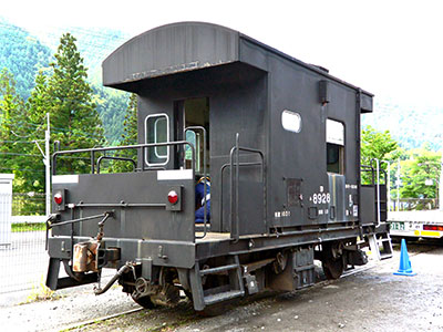 今年度に、新たに足尾駅に
保存のためにやってきた車掌車のヨ8928