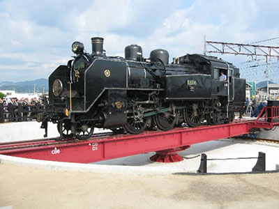 黒い姿で走っている機関車