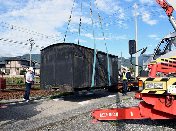 貨物鉄道博物館へ搬送される
旧関西鉄道貨車
２０１７年９月２１日