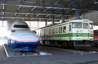 Ｅ４系新幹線と１１５系電車