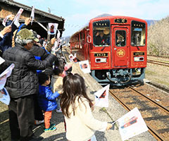 観光列車「八頭号」の運行開始に沸く
若桜駅のホーム（２０１９．３．２）