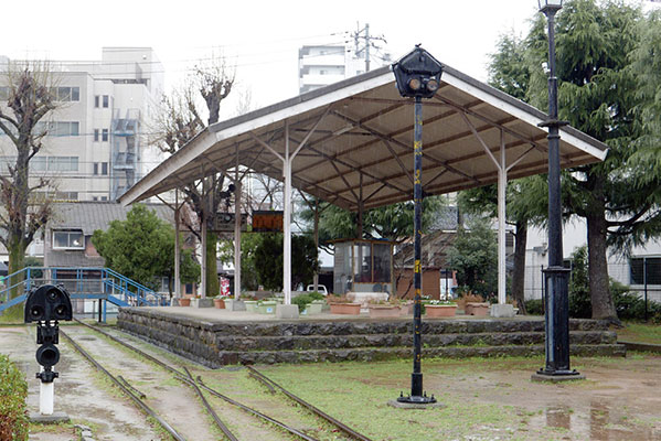 鳥取鉄道記念物公園。駅舎の柱に双頭レールを使用
旧鳥取駅ホームの一部が見事に復元されている