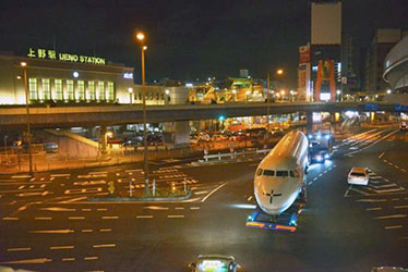 ２０２０年３月２８日未明に上野駅前を通過するＹＳ１１の機体