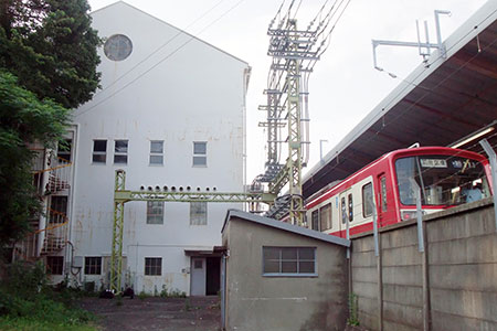旧湘南電鉄瀬戸変電所は、金沢八景駅に隣接