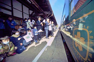 観光列車「若桜号」の運行開始に沸く若桜駅のホーム（２０２０．３．７）