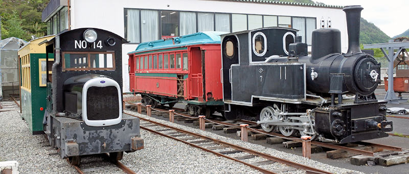元井笠鉄道ドイツ・コッペル社製７号蒸気機関車が一昨年やってきましたが、元々の同僚であった元井笠鉄道ホハ６とは６０年ぶりの再会となります。左に写るのは、あしおトロッコ館の主役ガソリンカー。