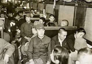 ２人掛けの座席に３人掛けが励行された戦時中の列車内