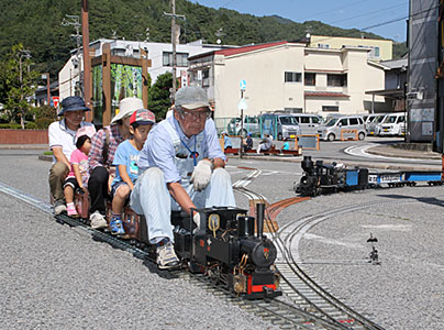 駅前を疾走するライブスチーム