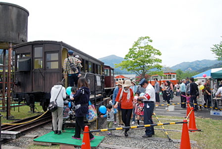 催事での「加悦鉄道再現列車」運転