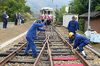 片上鉄道保存会会員による
締結〆作業