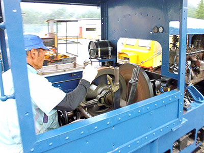 フリクションドライブ(摩擦伝導装置)という
原始的な変速機の難しい操作を熟す当館メカニカルチーフ