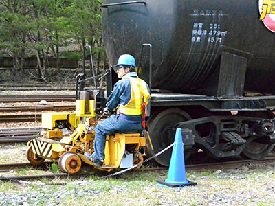 アント工業製の超小型移動機による、
タンク車の牽引デモ運転