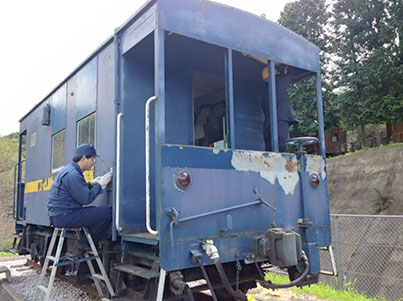 高速設計車掌車ヨ9001の補修作業