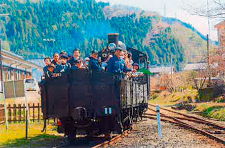 トロッコ列車乗車体験
(元長野電鉄無蓋車卜６)