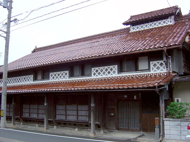 仮屋(雁木)のある町並み