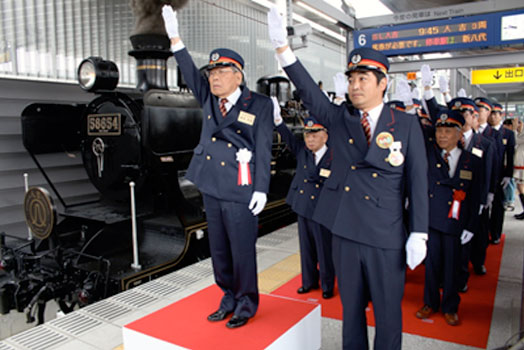 歴代駅長17名が勢ぞろいしたＳＬ人吉の出発式