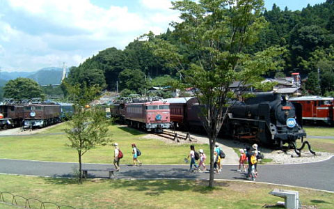 屋外に展示されている車両