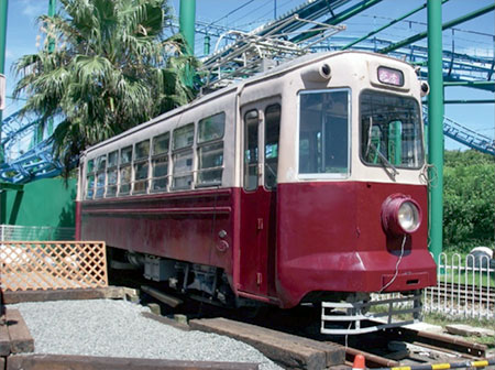 西日本鉄道北九州線３２４号（所有）香椎花園内レトロ電車パーク