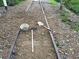 線路へ土砂の流入 