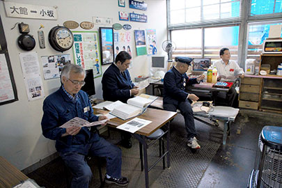 小坂鉄道保存会詰所にて〝気分は鉄道員〟