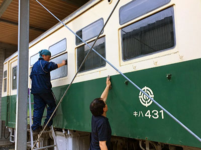 メンバーによるキハ４３１の清掃作業