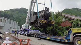 平成29年7月26日、機関車設置。
88tラフタークレーンによる。