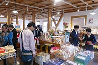 旧鉱山事務所でお土産を買う皆さん