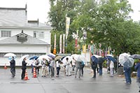 小雨もなんのその。見学会は楽しい