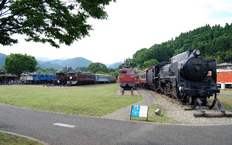 屋外に展示されている車両