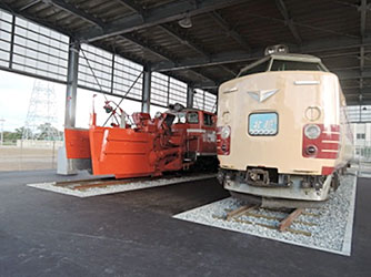 DD14形機関車と485系電車