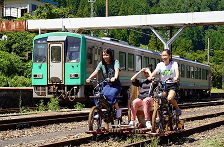 猪谷駅の構内をガッタンゴー！！が走行