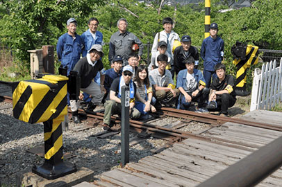 関西学院大学 鉄道研究会　夏季合宿
遮断機の塗装を体験してもらった