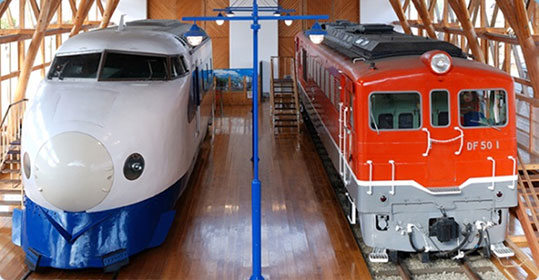 北館に並んで展示する0系新幹線とDF50 1