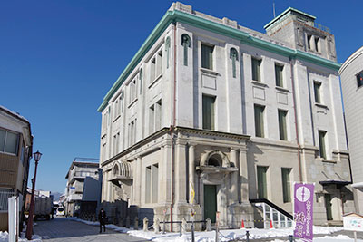 敦賀市立博物館（旧大和田銀行）と町並み