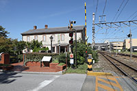 旧長浜駅舎と北陸本線
背後には国指定名勝の慶雲館