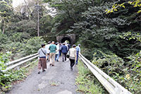 線路跡のこの道を歩いて
小刀根トンネルへ向かう