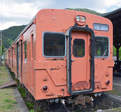 わたらせ渓谷鐵道足尾駅構内にて保存され、当会が管理していますキハ３５ほか多数の車両たちですが、毎年３回の定期公開について、今年は新型コロナ感染症の予防から、断腸の思いで中止しました。