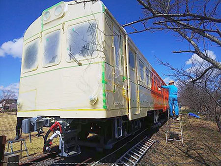 キハ６０１の塗装作業