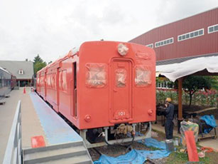 気動車の塗装修復作業を実施