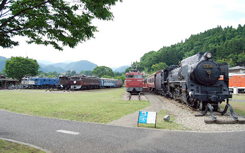 屋外に展示されている車両