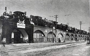 東京駅北側高架下時代
（１９２１〜１９３５年）