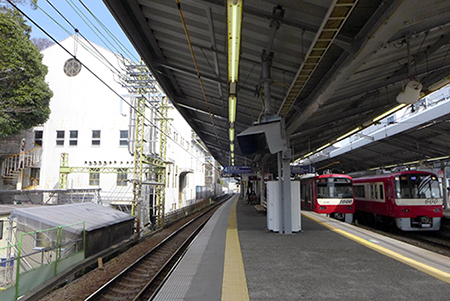 旧湘南電鉄瀬戸変電所は、金沢八景駅に隣接
