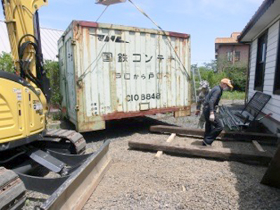 古典車輌３両を迎えるため、加悦鉄道資料館のＣ１６０とコンテナを移動