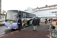 駅前から２台のバスに
分乗して出発